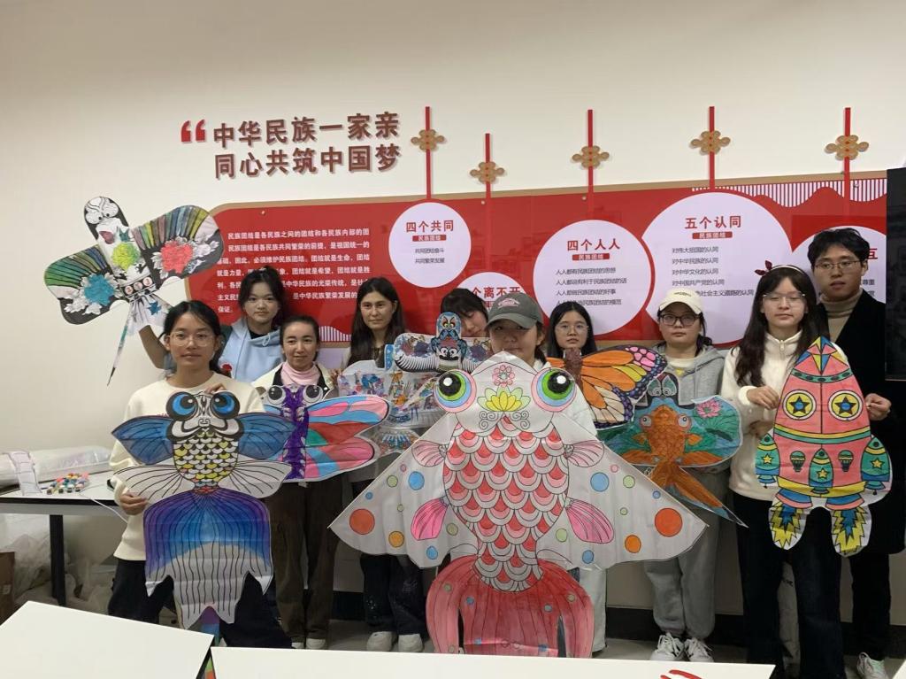 放飛夢(mèng)想，共繪青春——我校組織學(xué)生開展“一站式”紙鳶藝術(shù)體驗(yàn)活動(dòng)